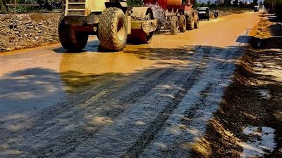 استمرار أعمال رصف وتطوير طريق الشين - قطور بالغربية 