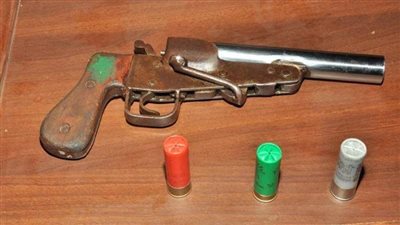 خلافات الجيرة.. عامل زراعي يشرع في التخلص من 3 أشخاص بجرجا 