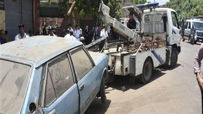 رفع 44 سيارة ودراجة نارية متهالكة من الشوارع