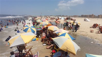 ازدحام شديد بشواطئ جمصة للاستمتاع برؤية البحر 