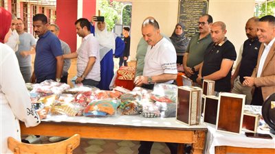 محافظ أسيوط يتفقد معرض الأسر المنتجة وورش عمل الأطفال 
