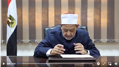 من النزوح إلى صرخات الفرح.. الإمام الطيب يهنئ طالبة فلسطينية ووالدتها.. شاهد 