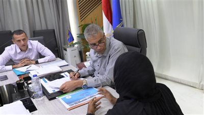 محافظ أسوان يبحث شكاوى 80 مواطن