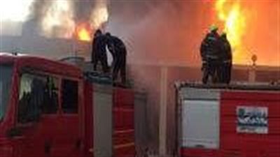 ماس كهربائي .. حريق يلتهم محتويات محل ملابس بطهطا 