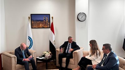 وزير البترول يبحث مع «البنك الأوربي» توفير التمويل للمشروعات النظيفة ووقود الطائرات