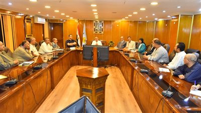 محافظ أسيوط يناقش الإرتقاء بالانتاج الداجني وتعظيم الإستفادة من مزارع المحافظة