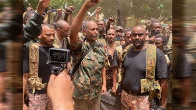 بالزغاريد .. السودانيون يستقبلون البرهان بعد نجاته .. فيديو