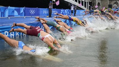 رغم تلوث نهر السين .. إنطلاق منافسات سباحة الترايثلون بأولمبياد باريس 