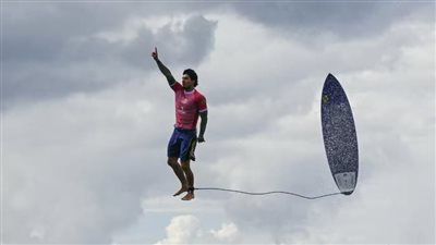  أولمبياد باريس .. لقطة لراكب أمواج برازيلي فوق السحاب