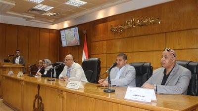 محافظ القليوبية يعقد اجتماعًا لمتابعة مشروعات 