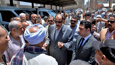 محافظ سوهاج: السيطرة على مواقف السيارات لتطبيق التعريفة المقررة