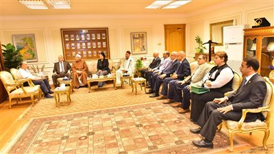 محافظ أسيوط يستقبل وفد أمانة الطوارئ والأزمات ببيت العائلة المصرية