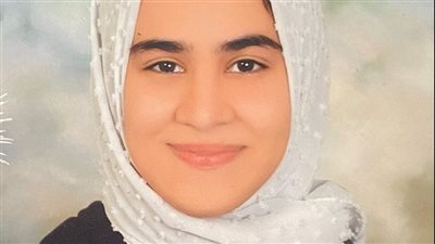 رئيس منطقة الإسكندرية يهنئ الطالبة مريم جمال طرابية العاشر على القسم الأدبي