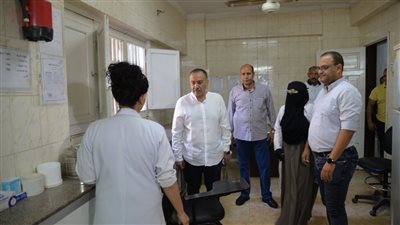 محافظ أسيوط يحيل العاملين بمركز الفيروسات الكبدية للتحقيق 
