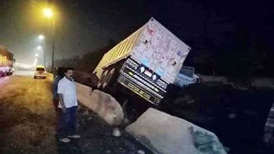 انحراف سيارة بمقطورة من الطريق الزراعي بخط مرسى مطروح / القاهرة واصطدامها بالقطار