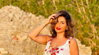 الأحمر الصارخ يعكس أنوثة منة فضالي 