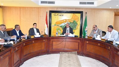 محافظ الفيوم يجتمع برؤساء المدن لمتابعة ملفي التصالح والتقنين