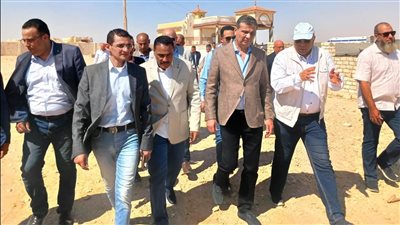 وزير الزراعة ومحافظ مطروح يتفقدان جهود التنمية الزراعية في منطقة وادى الحريقة 