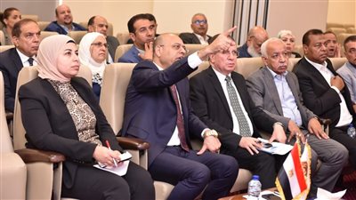 وزير العمل يترأس اجتماع 