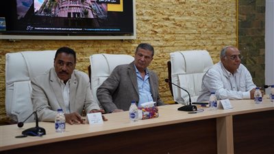 وزير الزراعة ومحافظ مطروح يلتقيان باحثي ومزارعي مركز التنمية المستدامة 