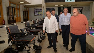 محافظ أسيوط يتسلم 10 كراسي كهربائية لتوزيعهم على ذوي الهمم