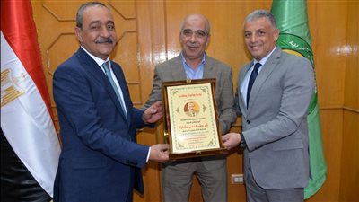مسيرة عطاء..تكريم محافظ الإسماعيلية السابق