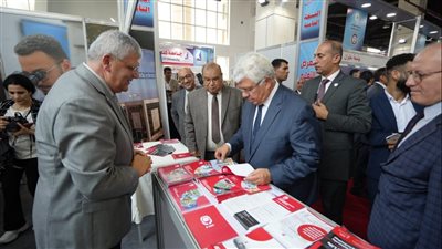وزير التعليم العالى يتفقد جناح الجامعة اليابانية بمعرض اخبار اليوم التعليمى  
