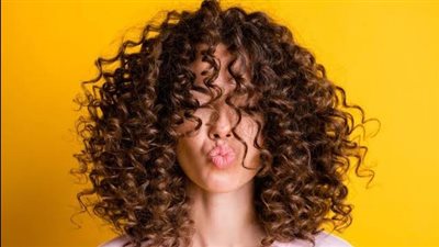 نصائح ذهبية للعناية بالشعر الكيرلي.. كيفية حماية شعرك من التقصف والحفاظ على جماله