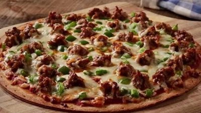 بالخطوات.. حضري بيتزا بالسجق وتمتعي بمذاق شهي