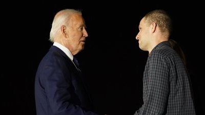 دموع في البيت الأبيض تأثرًا بحديث العائلات مع السجناء المفرج عنهم