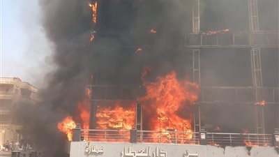 معاينة المعمل الجنائي لحريق نشب في ورشة خشب بالهرم 