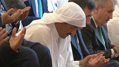 أمير قطر بدون عقال في جنازة هنية.. لهذا السبب