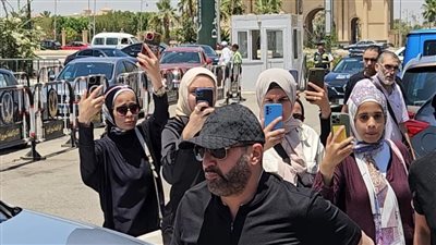 أبرزهم السقا وآيتن ونور النبوي.. نجوم الفن في جنازة المنتج تامر فتحي.. صور