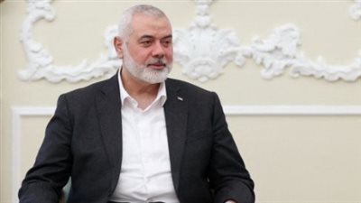 لحظة أداء صلاة الجنازة على إسماعيل هنية بمشاركة أمير قطر ( فيديو) 