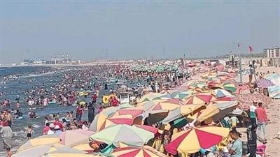 تزامنا مع نهاية الأسبوع.. زحام كبير على شواطئ جمصة