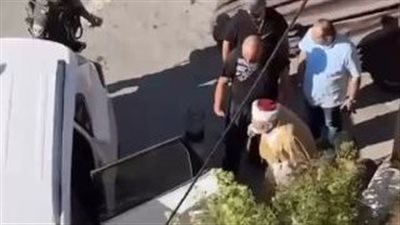 لحظة اعتقال قوات الاحتلال خطيب المسجد الأقصى الشيخ عكرمة صبري (شاهد) 