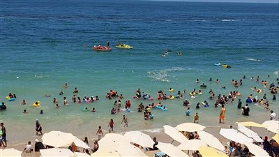 شواطئ الإسكندرية كاملة العدد بسبب 