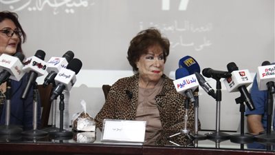 رسائل حب في ندوة تكريم سميحة أيوب بمهرجان المسرح المصري.. صور