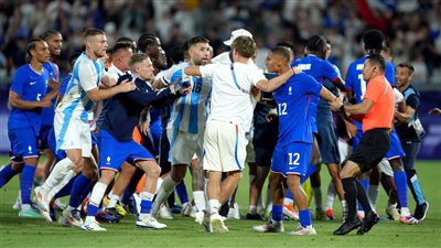 أولمبياد باريس.. اشتباكات بالأيدي بين لاعبي فرنسا والأرجنتين بعد انتهاء المباراة (فيديو)