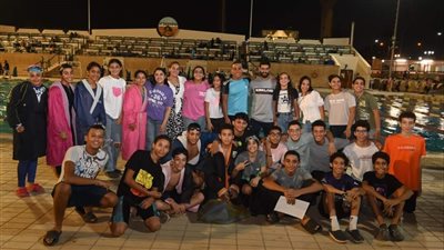 المقاولون العرب يكرم الأبطال من السباحين