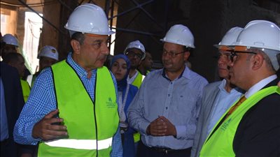 وزير قطاع الأعمال العام في جولة لمشروع تطوير فندق 