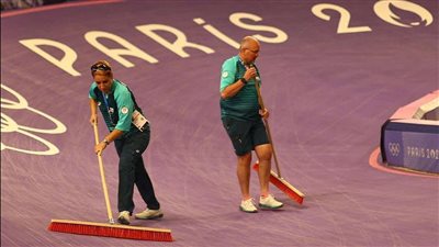 متطوعو الأولمبياد يبيعون ملابسهم الرسمية لهذا السبب