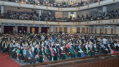 رئيس جامعة القاهرة يشهد حفل تخريج دفعة جديدة في كلية الذكاء الاصطناعي 