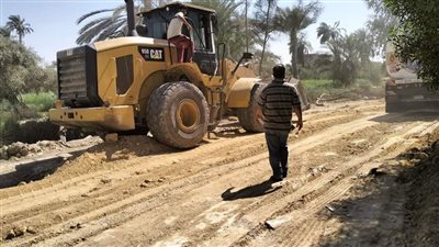 رفع تراكمات القمامة وتمهيد الطرق بقرى إطسا في الفيوم