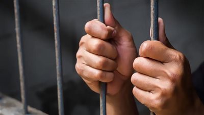 حجز مدير مصنع مستلزمات طبية بتهمة استخدام خامات مجهولة 