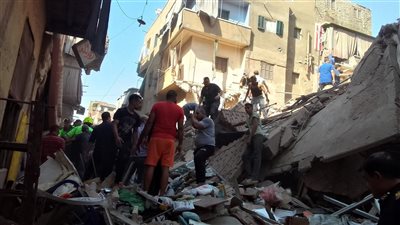البحث عن ضحايا عقار الساحل المنهار.. إنقاذ شخصين من تحت الأنقاض