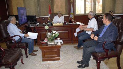 محافظ الغربية يناقش مطالب المواطنين وحل مشاكلهم مع أعضاء النواب والشيوخ