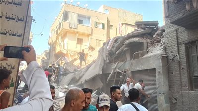 معدات ثقيلة لرفع ركام عقار الساحل