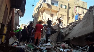 لجنة هندسية لمعاينة العقارات المجاورة لموقع منزل الساحل المنهار