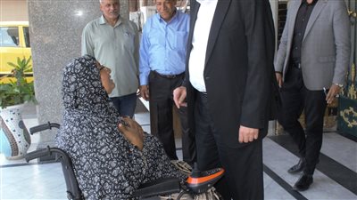 محافظ الغربية يهدي مواطنة كرسي كهربائي متحرك